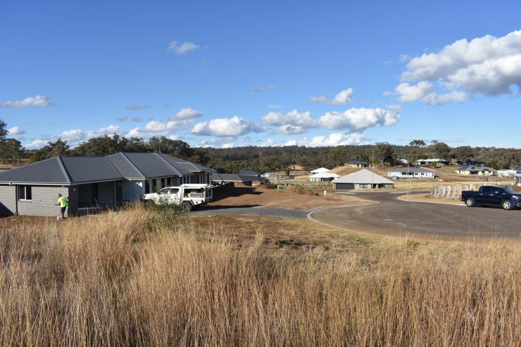 6 PLOUGH DRIVE MERINGANDAN WEST<BR>QLD 4352